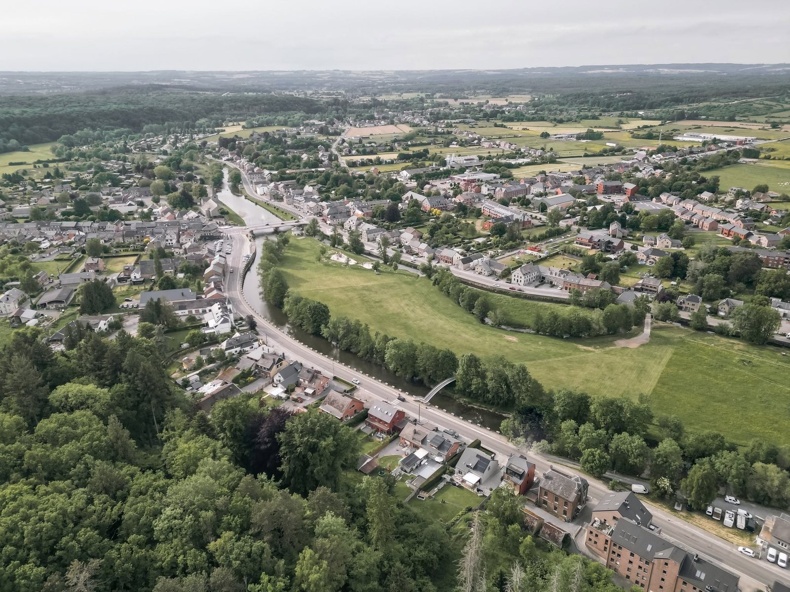 Hotton vu du ciel : l'Ourthe, le pont, et le studio rue Simon