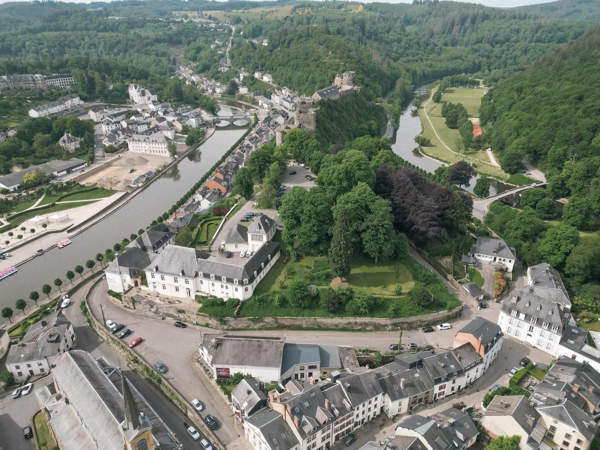 Bouillon vu du ciel : l'esplanade, le château, la Semois